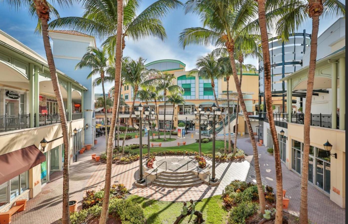 USA, Florida, Miami-area, South Miami, The Shops at Sunset Place, shopping  mall Stock Photo - Alamy