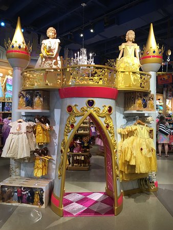 A Tour of Michigan Ave Disney Store 